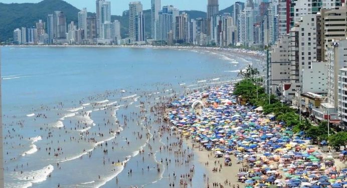 Obra de aumento da faixa de areia em Balneário Camboriú recebe autorização prévia do IMA.