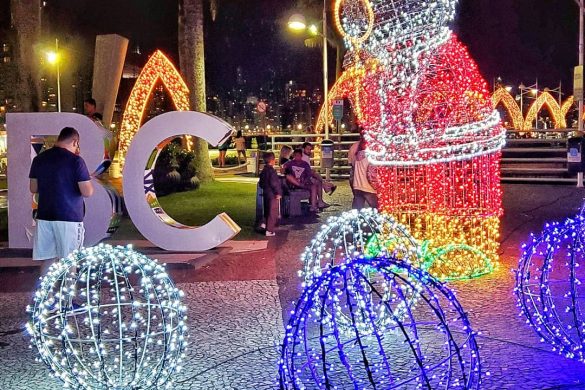 Pontos turísticos de Balneário Camboriú recebem decoração natalina